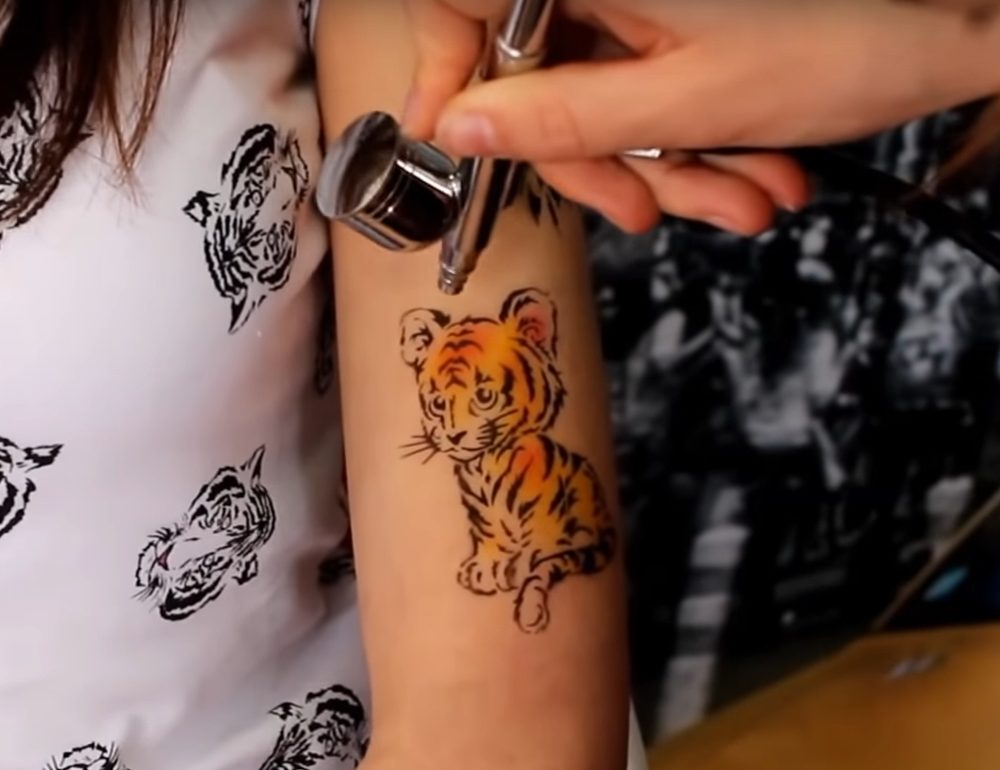 Airbrush Tattoos – Your Skin’s New Hot Ride