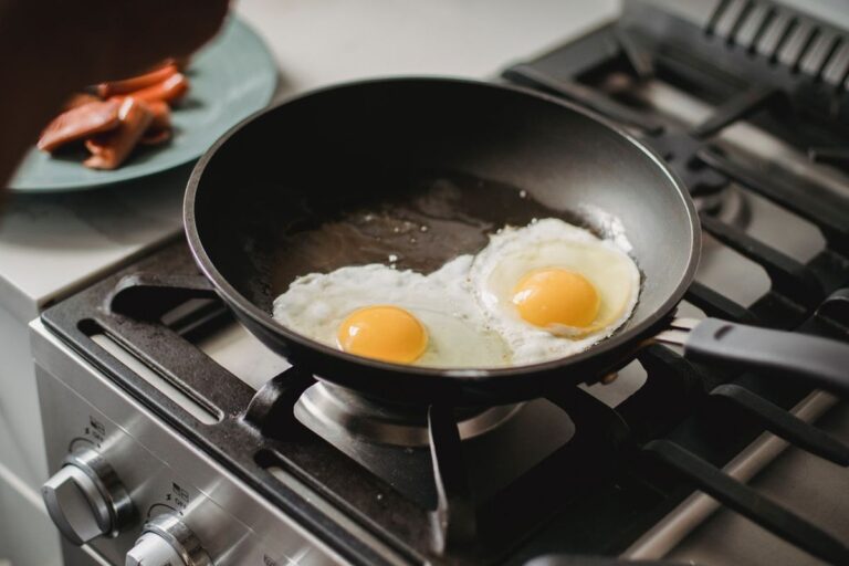 5 Makanan yang Sebaiknya Selalu Dimasak di Wajan Antilengket